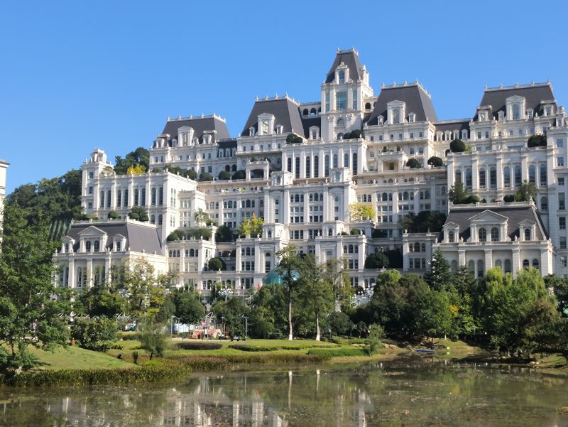 物业管理承包协议word版资料-战友联盟